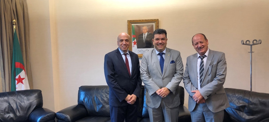 Reunión de Trabajo con el Embajador Lazhar Soualem, Director de Asuntos Multilaterales del Ministerio de Asuntos Exteriores de Argelia.