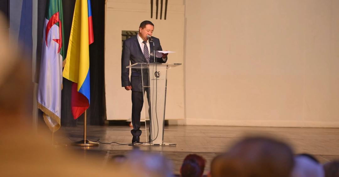 El Embajador José Antonio Solarte Gómez dando un discurso de bienvenida al Publico e introduciendo al Grupo de baile Ensálsate. Créditos: Hammoud Mohamed Ryadh.