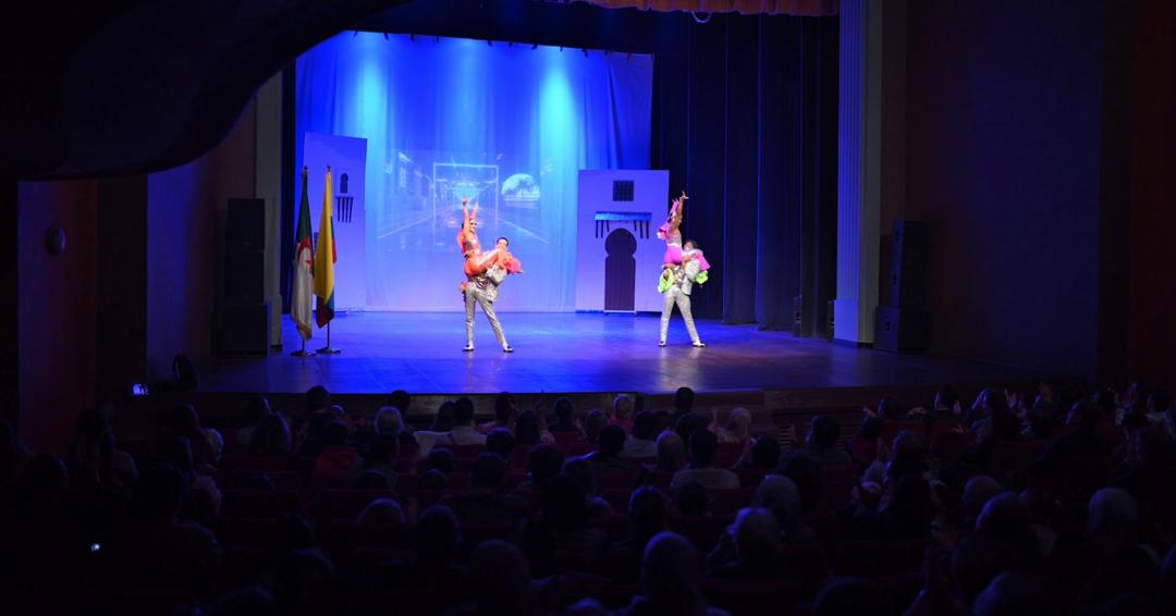 El grupo de bailarines Ensálsate realizando la presentación en el Teatro Nacional de Argel. Créditos: : Hammoud Mohamed Ryadh.