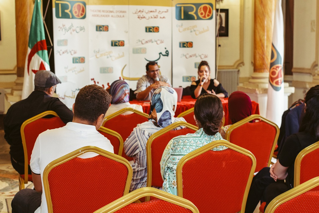  Público asistente al café literario con Javier Ortiz en el Teatro Regional de Orán. Créditos: Abdeljalil Hassani