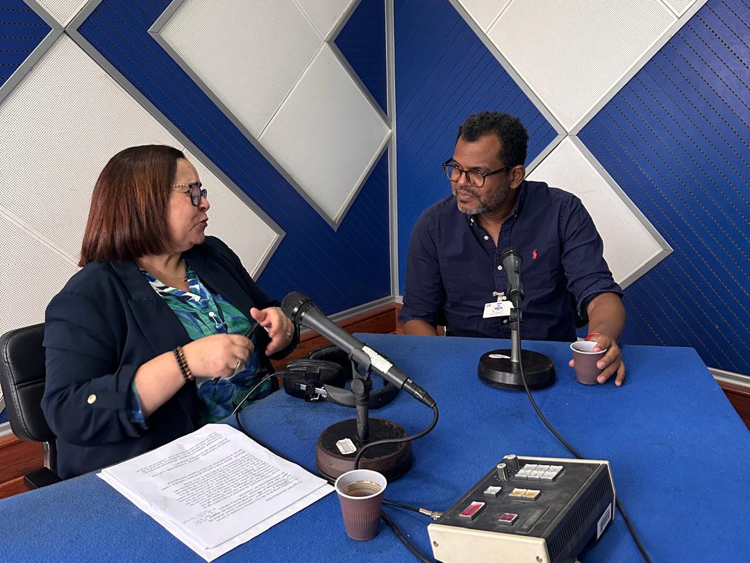 2. Entrevista radial en el programa en español de la cadena Radio Argelina Internacional. De izquierda a derecha Thouraya Boudjema periodista y Javier Ortiz Cassiani Créditos: Embajada de Colombia en Argelia