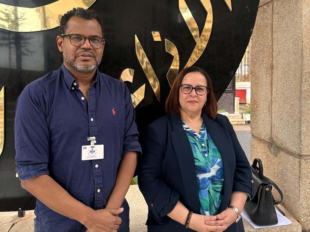 Foto entre el escritor e historiador Javier Ortiz Cassiani y la periodista Thouraya Boudjema después de la entrevista en el programa en español de la cadena Radio Argelina Internacional. Créditos: Embajada de Colombia en Argelia