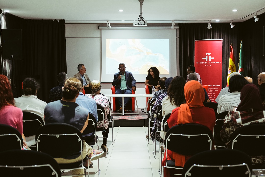 2.	 Público asistente al encuentro con Javier Ortiz Cassiani en el Instituto Cervantes de Oran. Créditos: Abdeljalil Hassani