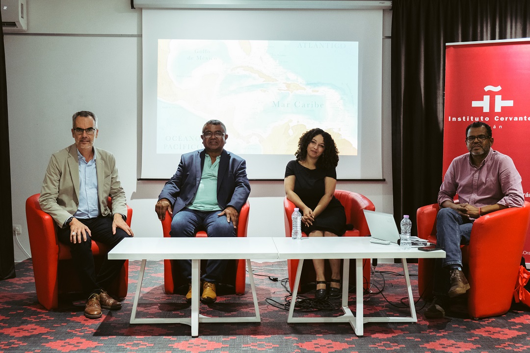 Conversatorio en el Instituto Cervantes de Orán, Juan Manuel Cid, Geovanny Guillén, Samia Bezzeghoud y Javier Ortiz. Créditos: Abdeljalil Hassani.