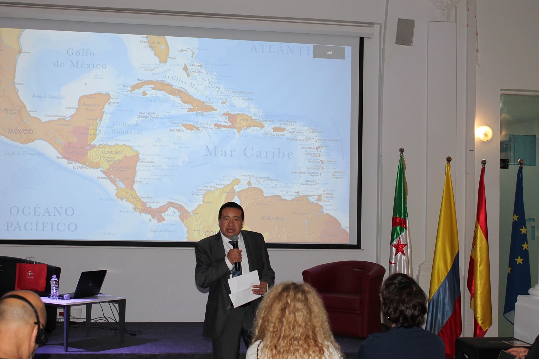 El Embajador de Colombia en Argelia dando un discurso introduciendo al escrior e historiador Javier Cassiani en el Instituto Cervantes de Argel. Creditos: Embajadda de Colombia en Argel