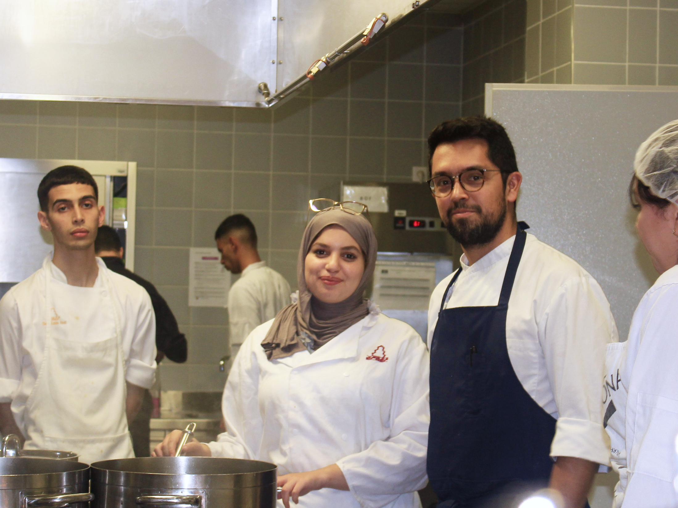 Preparación de la cena degustación con los estudiantes del ESHRA.  Créditos: Embajada de Colombia en Argelia