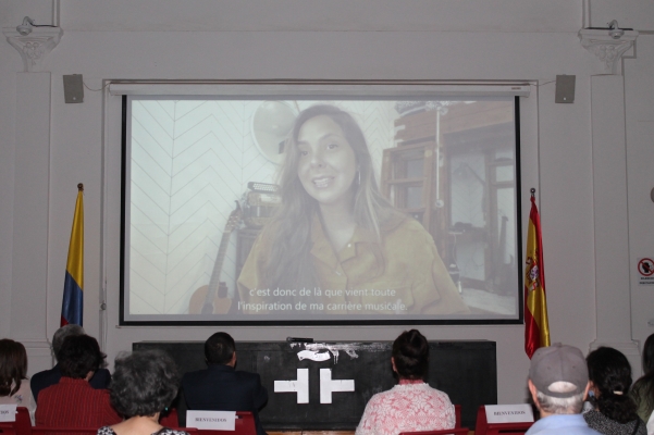 Público disfrutando del concierto virtual de Diana Burco. Créditos: Embajada de Colombia en Argelia