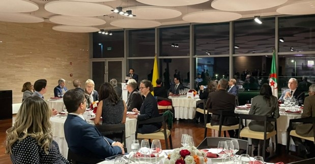 Palabras de bienvenida del Embajador José Antonio Solarte Gómez a los invitados de la cena degustación. Créditos: Embajada de Colombia en Argelia
